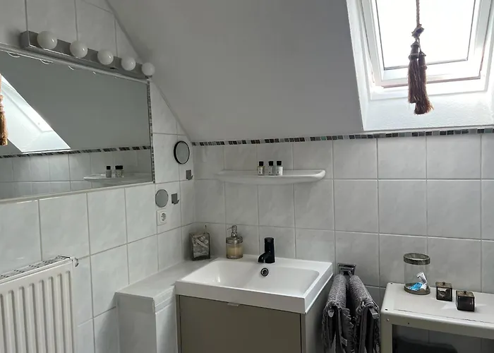 Gemütliche Helle Dach-wohnung In Frankfurt *